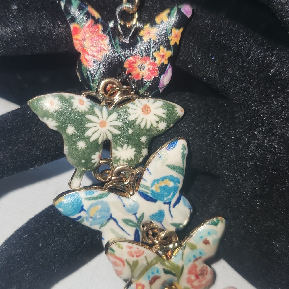 Gold Tone Floral Butterfly Charm Bracelet Multi Color Pattern Adjustable 7.5 "